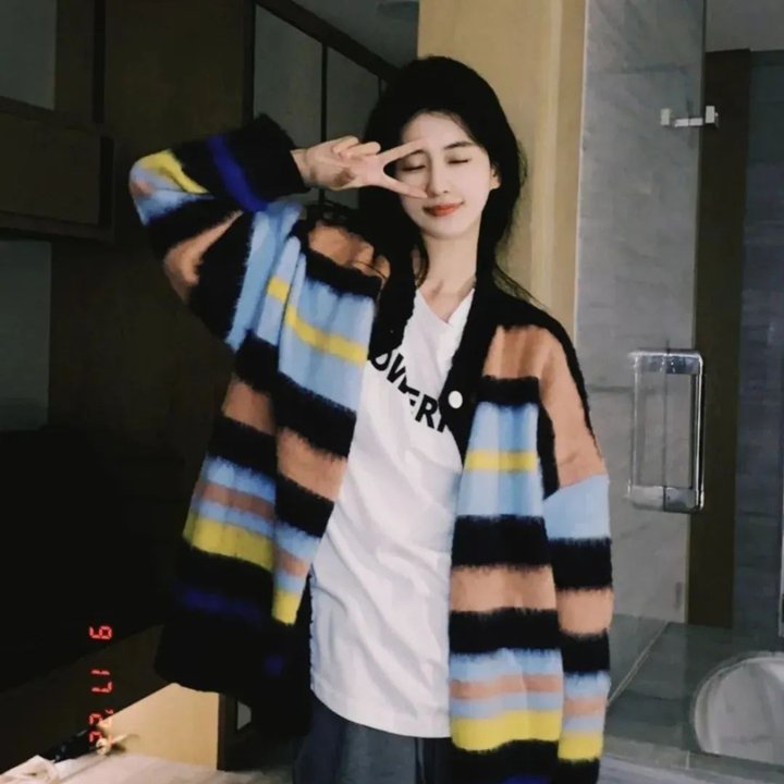 人气爱豆被曝机场牵手女助理，深夜豪宅门口画面流出